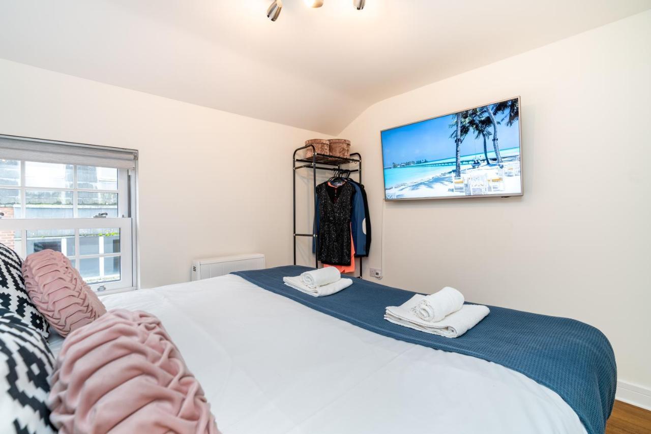 Town Center Apartment With 55” Smart Tv+Netflix Андовър Екстериор снимка