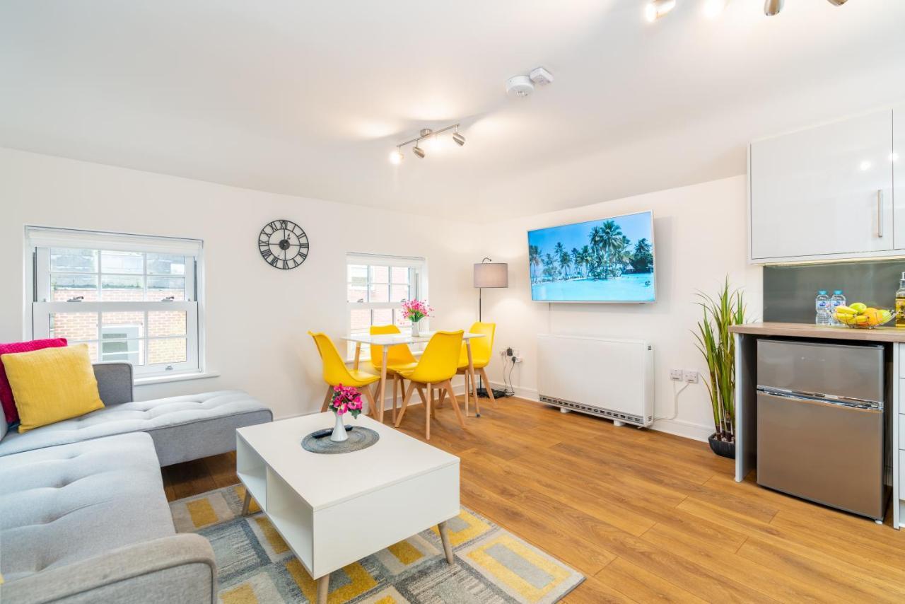 Town Center Apartment With 55” Smart Tv+Netflix Андовър Екстериор снимка