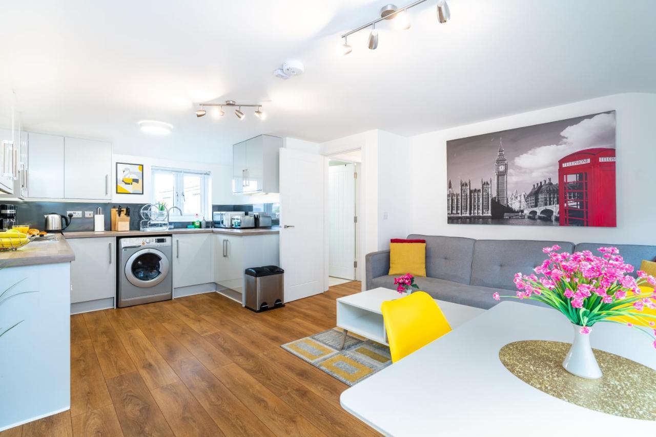 Town Center Apartment With 55” Smart Tv+Netflix Андовър Екстериор снимка